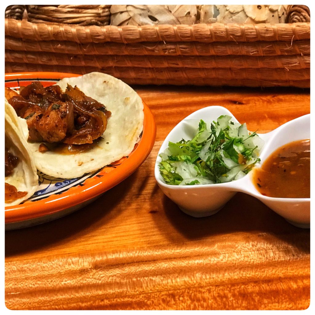 Carnitas de atún con cebolla caramelizada